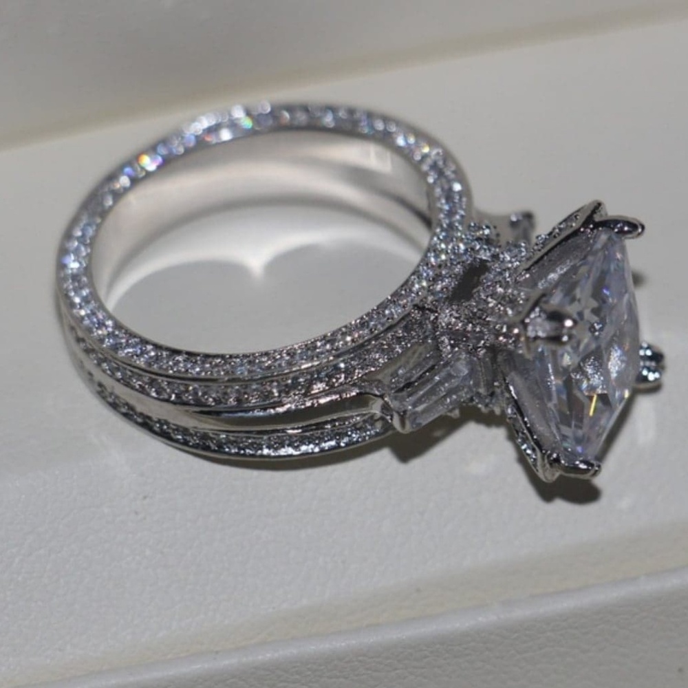 Towering ring - Picture 2 of 2